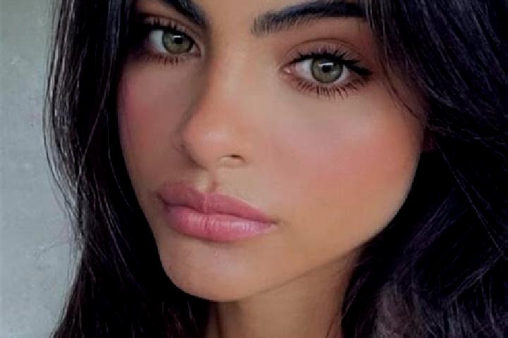 Piper, 29, a brunette green-eyed middle eastern companion based in Dumesti. Offering Domination, Couples, Overnight, A-Level, Duos. Available for incall and ...