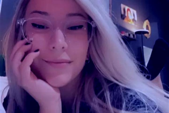 Piper, 34, a blonde brown-eyed slavic companion based in Moutiers-sur-le-Lay. Offering Couples, Fetish, Tantra. Available for incall and outcall, overnight b...