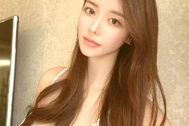 Quinn, 21 — Escort in Wujiabao, China