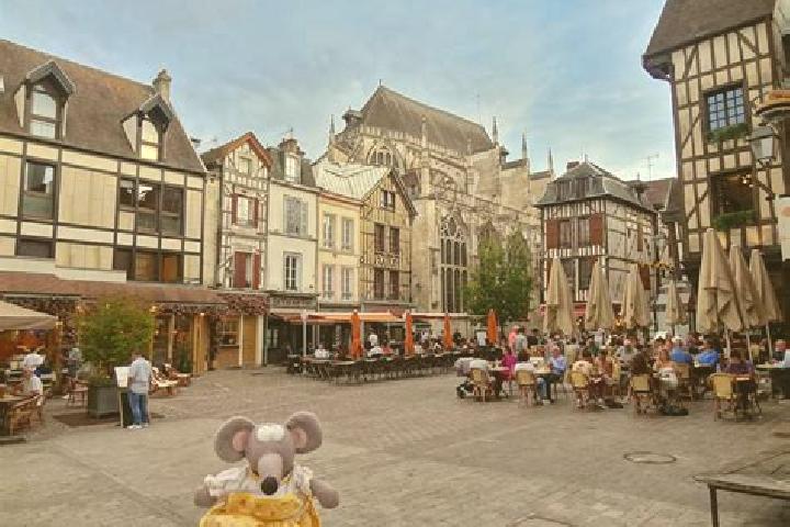 Quinn, 22 — Escort in Troyes, France