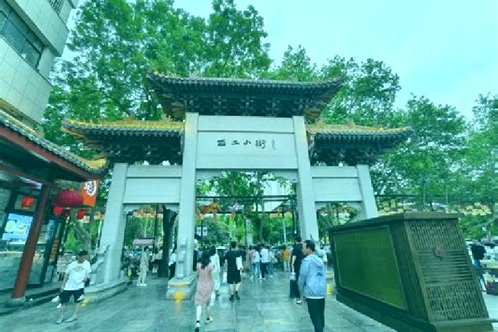 Quinn, 22 — Escort in Xigong, China
