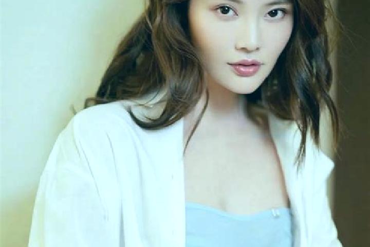 Quinn, 27 — Escort in Dongdong, China