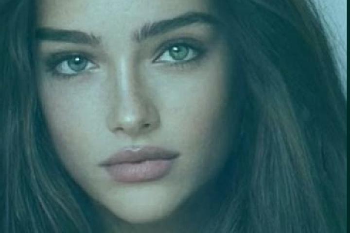 Riley, 20, a chestnut grey-eyed caucasian companion based in Ferik. Offering Dinner Date, Duos, OWO. Available for incall and outcall, day and evening dates.