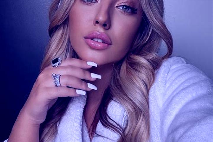 Riley, 21, a dark blonde amber-eyed latina companion based in Langshyttan. Offering GFE, Party Girl, Dinner Date. Available for incall and outcall, day and e...