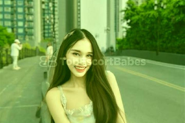 Riley, 23 — Escort in Meili, China