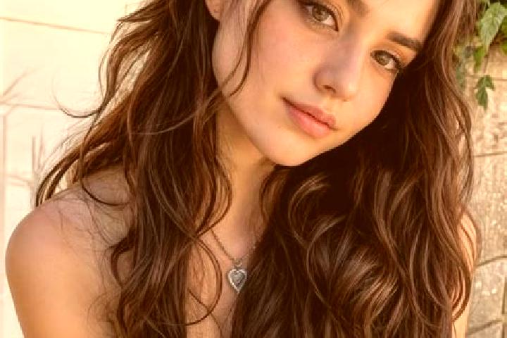 Riley, 26, a red hazel-eyed middle eastern companion based in Stancesti. Offering Roleplay, Girlfriend Experience, Massage. Available for incall and outcall,...