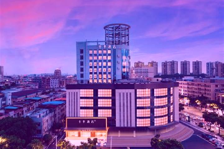 Riley, 31 — Escort in Qianjin, China