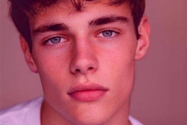 Riley, 34, a auburn brown-eyed caucasian companion based in Saint-Vincent-du-Lorouer. Offering Fetish, 69, Dinner Date, Roleplay, Prostate Massage. Available...