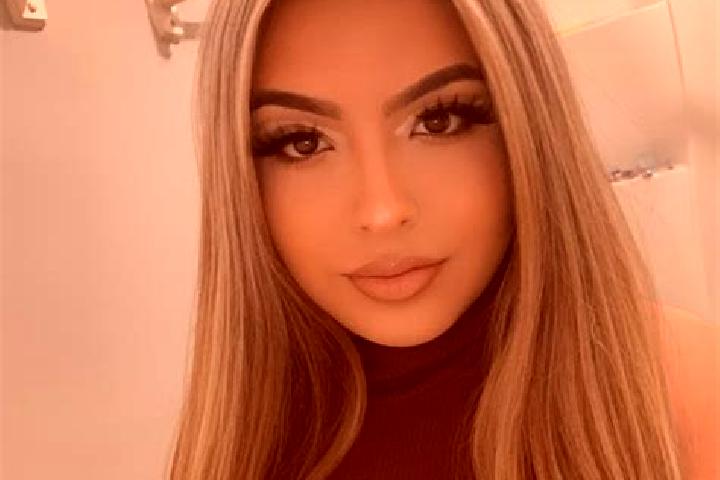 Riley, 34, a blonde brown-eyed latina companion based in Bedburg. Offering Striptease, GFE, OWO. Available for incall and outcall, overnight bookings available.