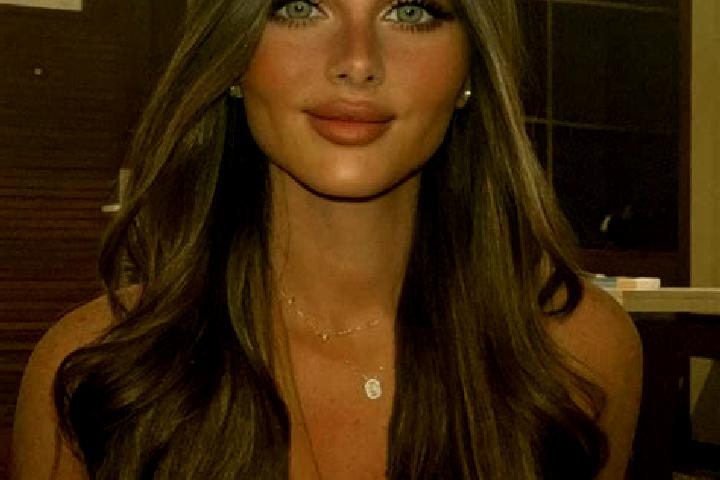 Riley, 37, a brunette dark-eyed caucasian companion based in Tudiyalur. Offering OWO, GFE, Erotic Massage. Available for incall and outcall, overnight bookin...