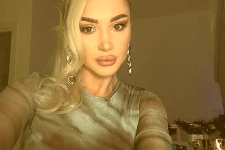 Rose, 22, a dark blonde dark-eyed mixed companion based in Ponorogo. Offering Couples, BDSM. Available for incall and outcall, day and evening dates.