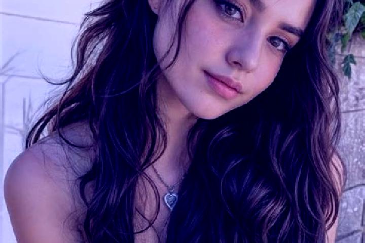 Rose, 23, a red hazel-eyed latina companion based in Beauchamps. Offering Dinner Date, OWO. Available for incall and outcall, day and evening dates.