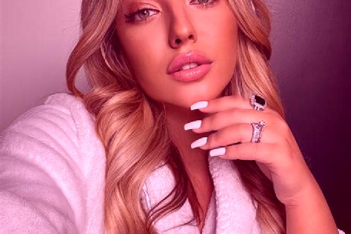 Rose, 23 — Escort in Amzacea, Romania