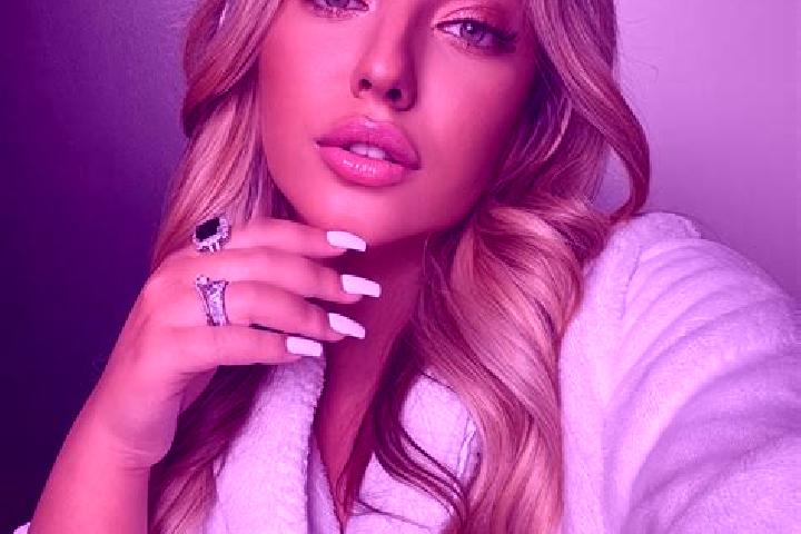 Rose, 23 — Escort in Costieni, Romania