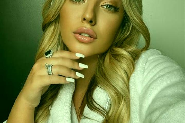 Rose, 23 — Escort in Petin, Romania