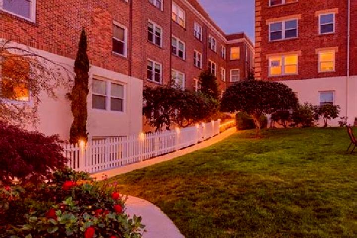 Rose, 26 — Escort in Bayside Gardens, United States