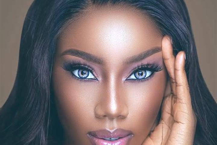 Rose, 29, a auburn blue-eyed ebony companion based in Valyra. Offering Duos, Massage. Available for incall and outcall, overnight bookings available.