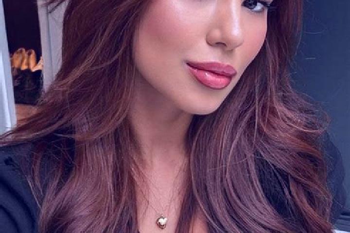 Rose, 29, a chestnut brown-eyed latina companion based in Pazaryeri. Offering GFE, Striptease. Available for incall and outcall, overnight bookings available.