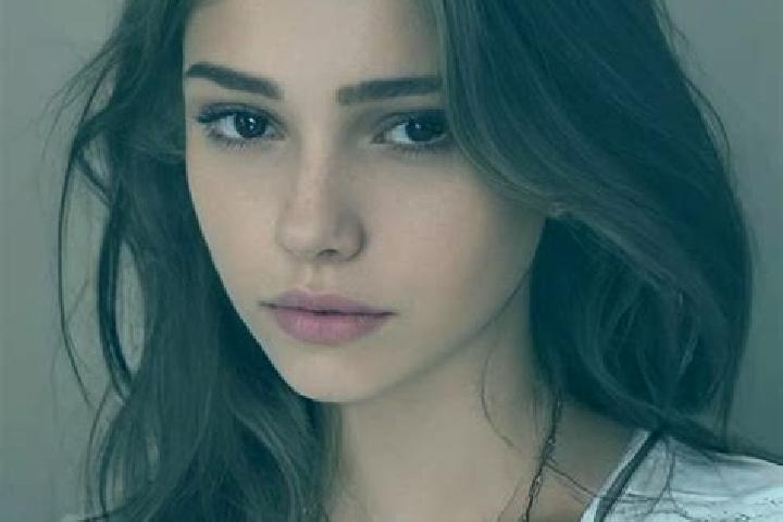 Rose, 29, a chestnut hazel-eyed slavic companion based in Tuban. Offering Fetish, Couples. Available for incall and outcall, day and evening dates.