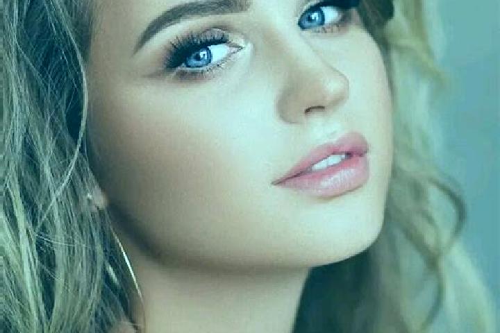 Rose, 29, a dark blonde blue-eyed mediterranean companion based in Prosimna. Offering Striptease, BDSM, Girlfriend Experience, 69. Available for incall and o...