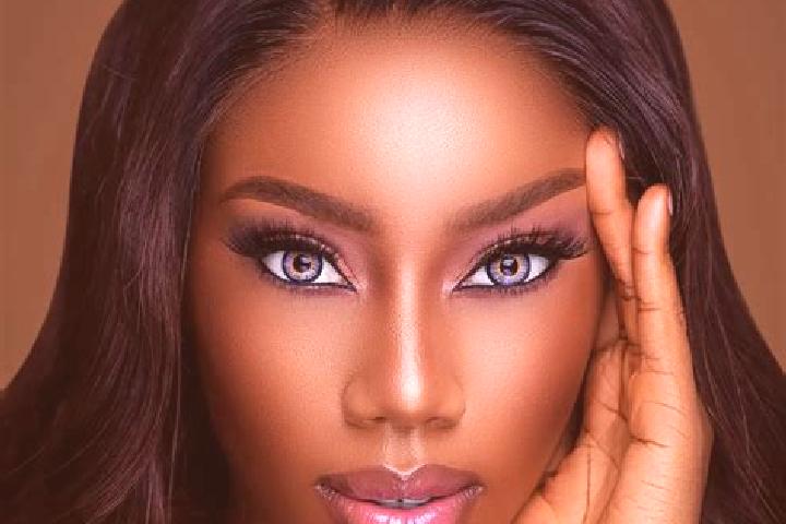 Rose, 30, a red blue-eyed ebony companion based in Shinmachi. Offering 69, BDSM, Dinner Date, Striptease. Available for incall and outcall, overnight booking...
