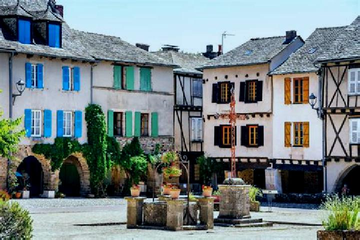 Rose, 31 — Escort in Sauveterre-de-Rouergue, France