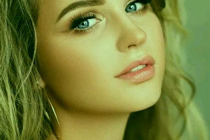 Rose, 34, a dark blonde blue-eyed slavic companion based in Chili. Offering Massage, OWO, Striptease. Available for incall and outcall, day and evening dates.