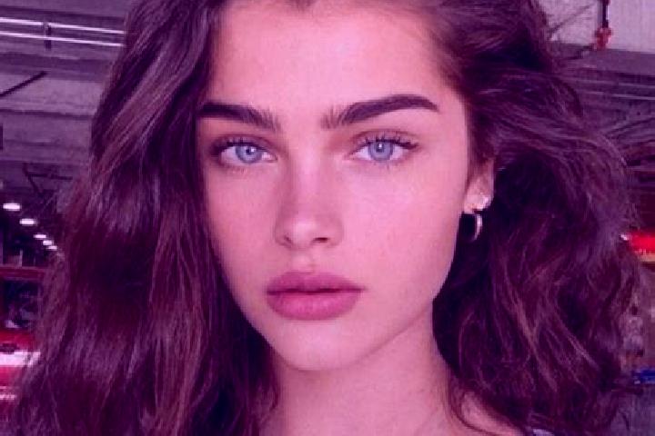 Rose, 39, a brunette green-eyed mixed companion based in Dobreni. Offering A-Level, Striptease, 69. Available for incall and outcall, day and evening dates.