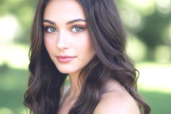 Ruby, 21, a brunette hazel-eyed mediterranean companion based in Dzialdowo. Offering GFE, Striptease. Available for incall and outcall, day and evening dates.