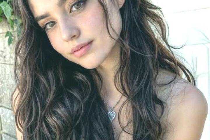 Ruby, 22, a auburn hazel-eyed latina companion based in Santa Elena. Offering Erotic Massage, 69. Available for incall and outcall, day and evening dates.