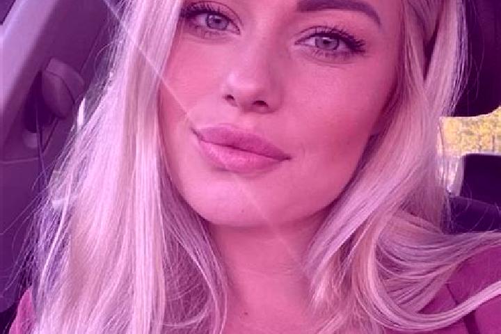 Ruby, 35, a blonde hazel-eyed european companion based in Camkoey. Offering Striptease, Deep French Kissing, GFE. Available for incall and outcall, overnight...