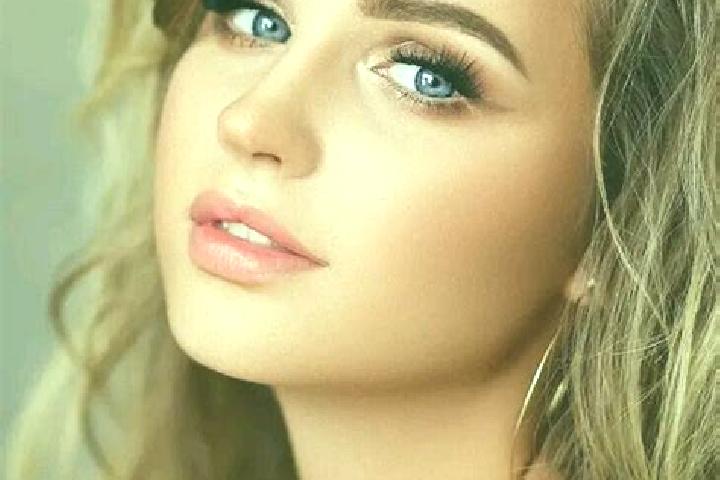 Ruby, 37, a dark blonde blue-eyed mediterranean companion based in Saylla. Offering Erotic Massage, Domination. Available for incall and outcall, day and eve...