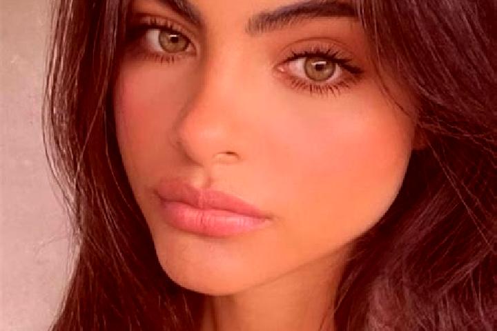 Ruby, 38, a red dark-eyed indian companion based in Montecreto. Offering Duos, Tantra, Striptease. Available for incall and outcall, day and evening dates.