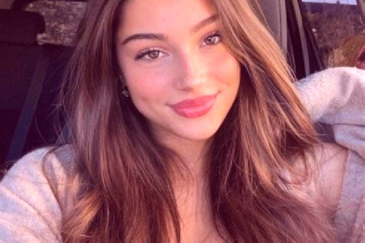 Sadie, 20, a brunette grey-eyed latina companion based in Navalmoral de la Mata. Offering A-Level, GFE, Erotic Massage, Travel Companion, Couples. Available ...