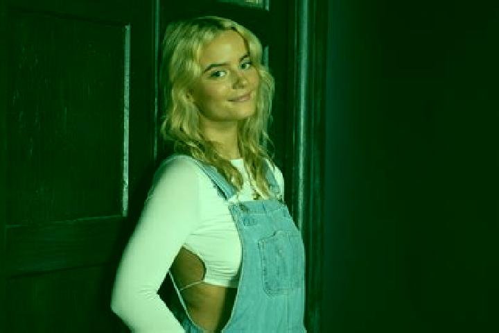 Sadie, 23, a blonde brown-eyed caucasian companion based in Blythe. Offering Dinner Date, Massage, Prostate Massage, Girlfriend Experience. Available for inc...