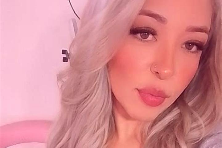 Sadie, 25 — Escort in Bren, France