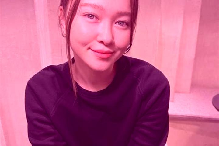 Sadie, 26, a dark blonde blue-eyed asian companion based in Sandy Bay. Offering Roleplay, Overnight, Tantra. Available for incall and outcall, overnight book...