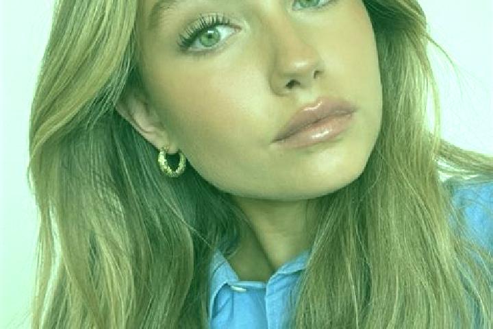 Sadie, 26, a dark blonde green-eyed mixed companion based in Orechov. Offering Tantra, Party Girl, Erotic Massage. Available for incall and outcall, overnigh...