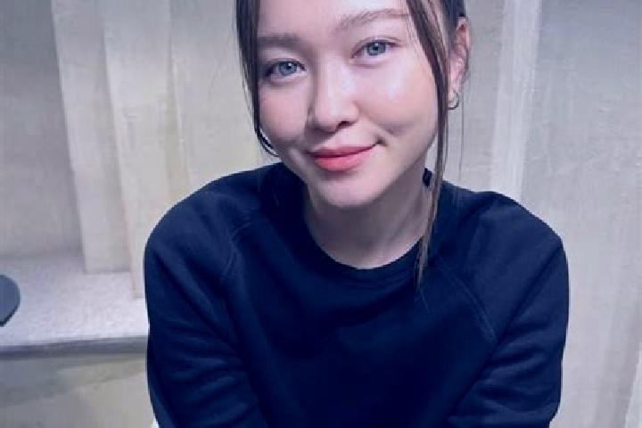Sadie, 27, a auburn blue-eyed asian companion based in Nagothana. Offering BDSM, Tantra, Deep French Kissing, Dinner Date. Available for incall and outcall, ...