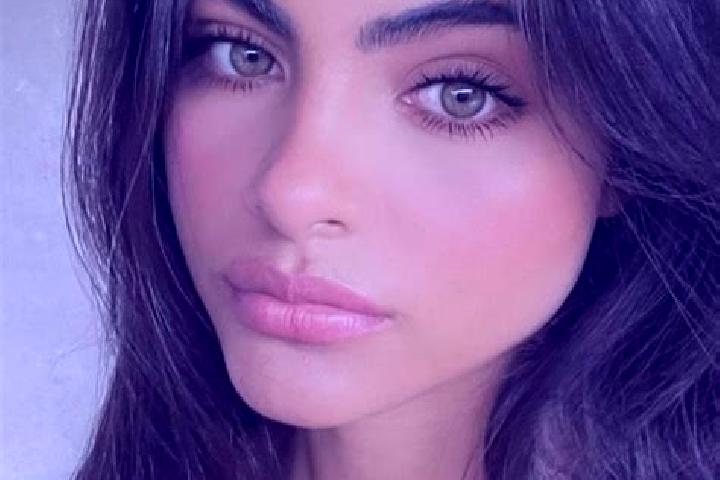Sadie, 27, a dark blonde hazel-eyed european companion based in Oranmore. Offering Travel Companion, Deep French Kissing, OWO. Available for incall and outca...