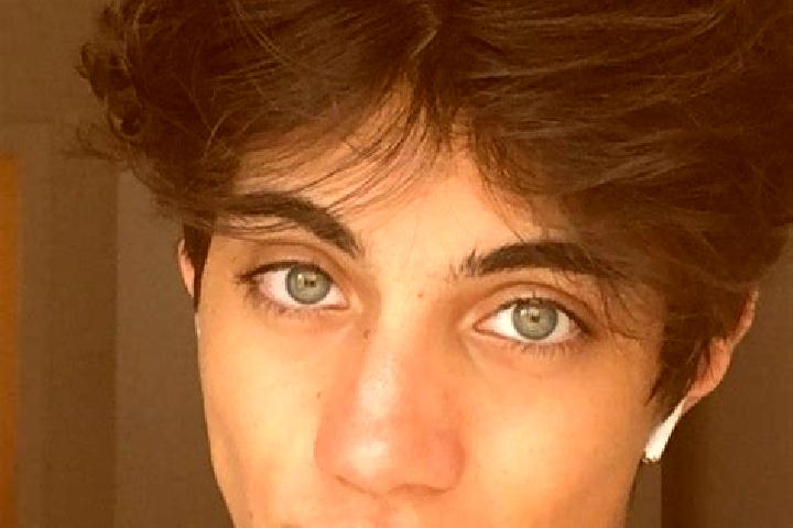 Sage, 27, a chestnut dark-eyed caucasian companion based in Guereins. Offering GFE, Roleplay, 69. Available for incall and outcall, day and evening dates.