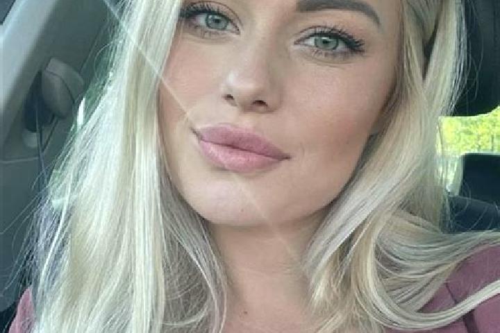 Sage, 35, a blonde hazel-eyed ebony companion based in Van Wyksvlei. Offering Couples, Erotic Massage, CIM. Available for incall and outcall, day and evening...
