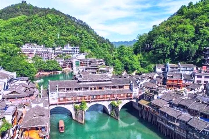 Sage, 37 — Escort in Fenghuangshan, China