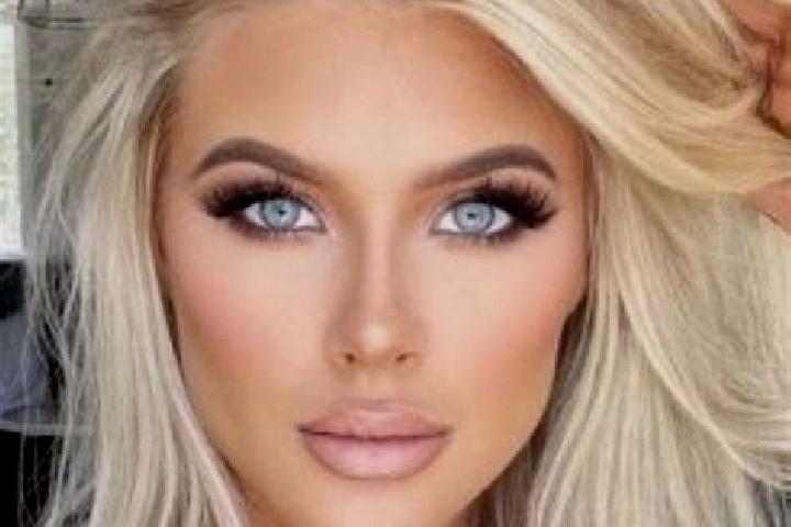 Scarlett, 20, a platinum blonde amber-eyed european companion based in Cuceu. Offering Dinner Date, Fetish, 69, Massage. Available for incall and outcall, ov...