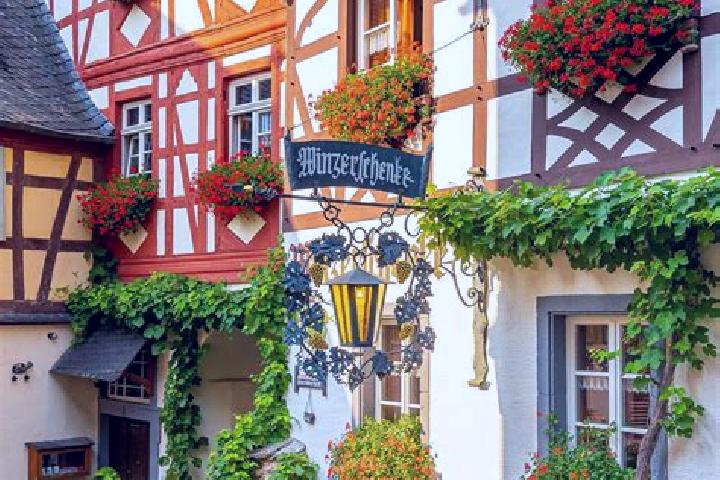 Scarlett, 22 — Escort in Schlossbockelheim, Germany