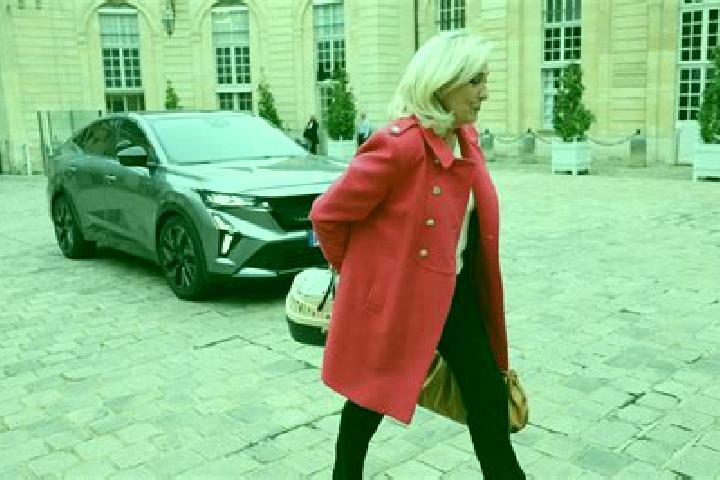 Scarlett, 24 — Escort in Matignon, France