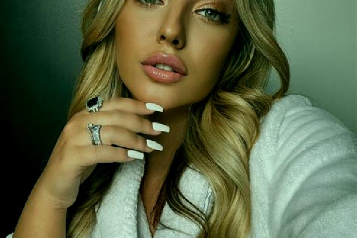 Scarlett, 26, a blonde grey-eyed latina companion based in La Floresta. Offering OWO, Massage, Girlfriend Experience. Available for incall and outcall, overn...