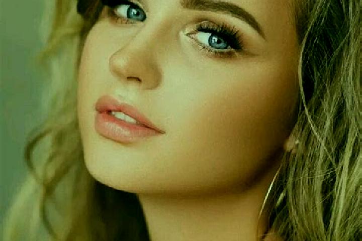 Scarlett, 26, a dark blonde blue-eyed mediterranean companion based in Grubbenvorst. Offering Travel Companion, Duos. Available for incall and outcall, day a...