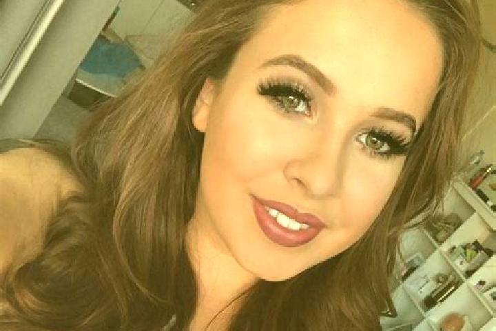 Scarlett, 27, a blonde brown-eyed mediterranean companion based in Ercis. Offering Striptease, GFE, Massage. Available for incall and outcall, day and evenin...