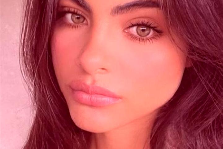 Scarlett, 27, a brunette blue-eyed middle eastern companion based in Casey. Offering Erotic Massage, Girlfriend Experience, Couples, Party Girl. Available fo...